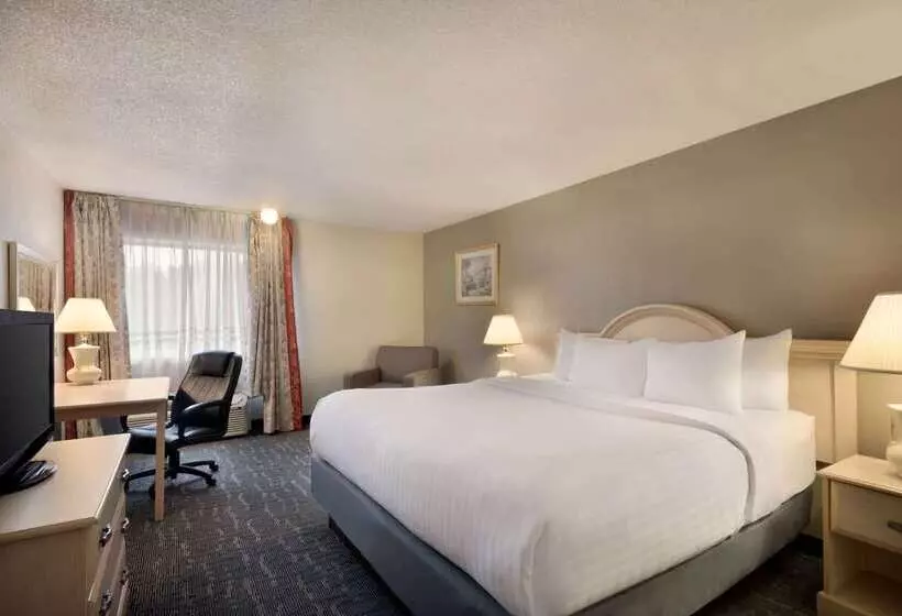 هتل Baymont By Wyndham Des Moines North