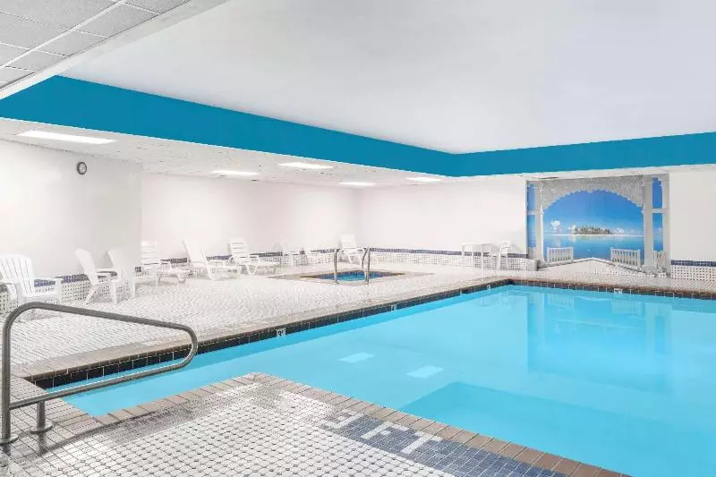 هتل Baymont By Wyndham Des Moines North