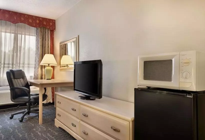 هتل Baymont By Wyndham Des Moines North