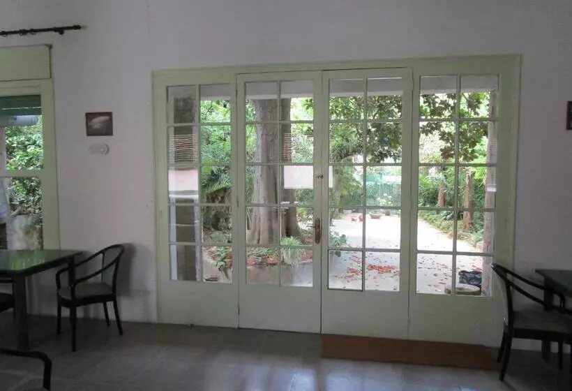 Отель Apartaments Gesòria Porta Ferrada