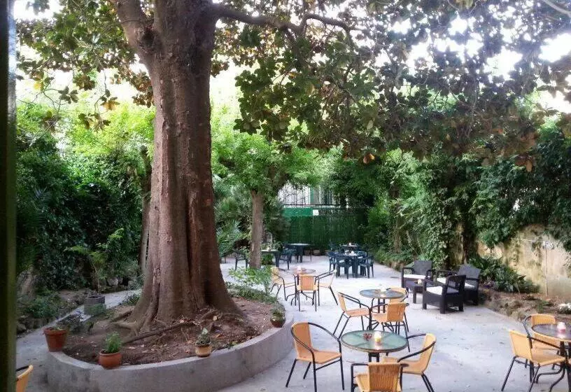 Отель Apartaments Gesòria Porta Ferrada