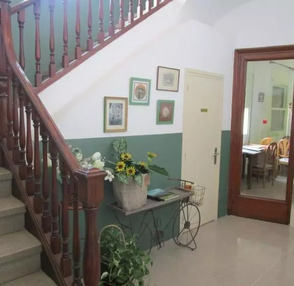 Отель Apartaments Gesòria Porta Ferrada