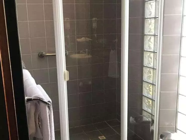 Highlander Hotel Bar Kitchen Rooftop