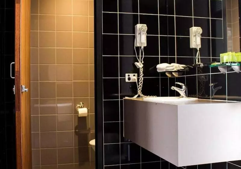 Highlander Hotel Bar Kitchen Rooftop