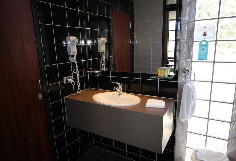 Highlander Hotel Bar Kitchen Rooftop