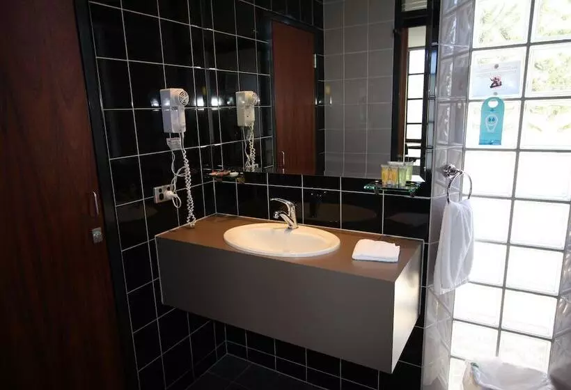 Highlander Hotel Bar Kitchen Rooftop