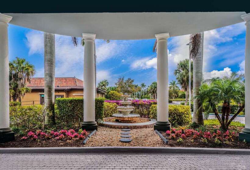 호텔 La Quinta By Wyndham Naples Downtown