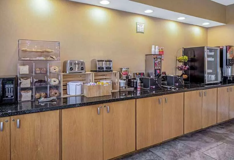 هتل La Quinta By Wyndham Naples Downtown