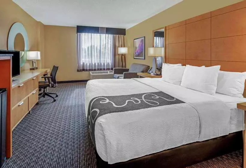 هتل La Quinta By Wyndham Naples Downtown