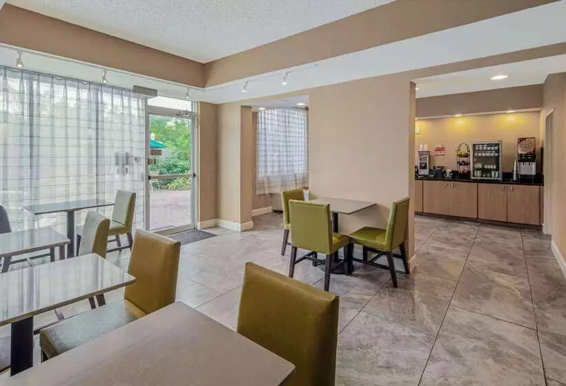 هتل La Quinta By Wyndham Naples Downtown