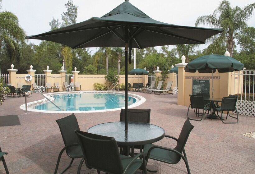 호텔 La Quinta By Wyndham Naples Downtown