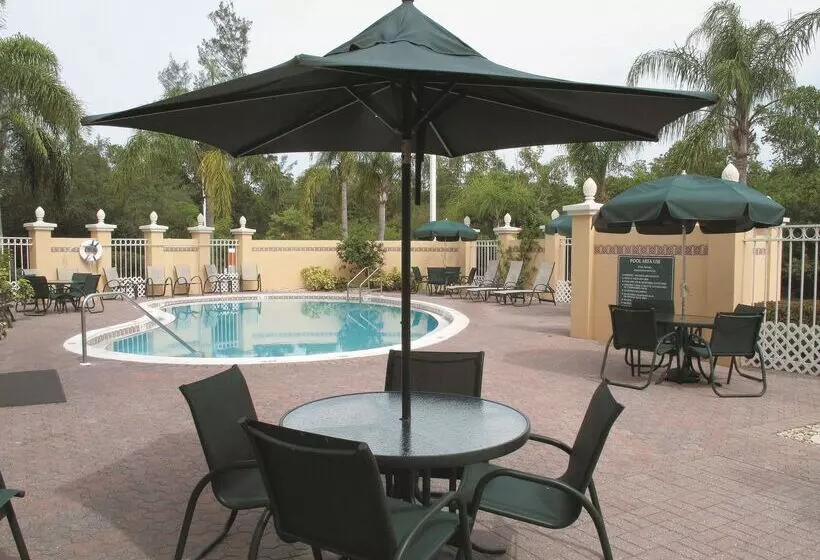 هتل La Quinta By Wyndham Naples Downtown
