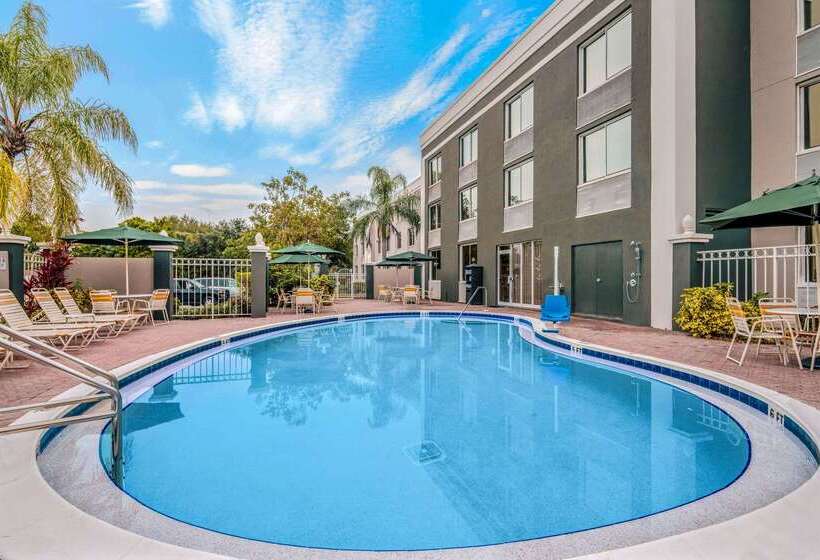호텔 La Quinta By Wyndham Naples Downtown