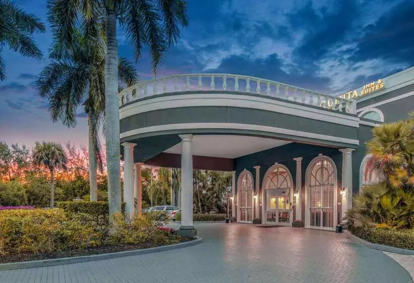 هتل La Quinta By Wyndham Naples Downtown