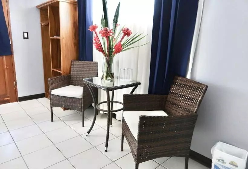 בית מלון כפרי Playa Espadilla & Gardens