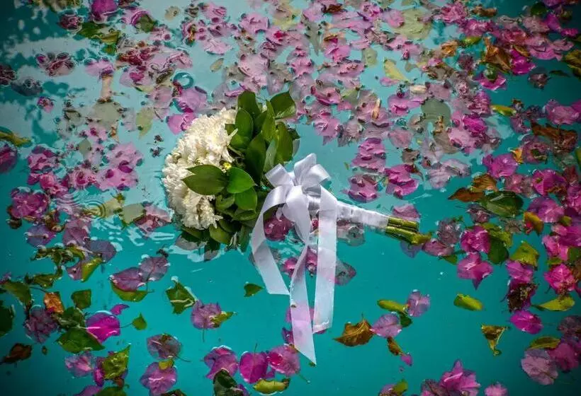 هتل Aigialos Luxury Traditional Settlement