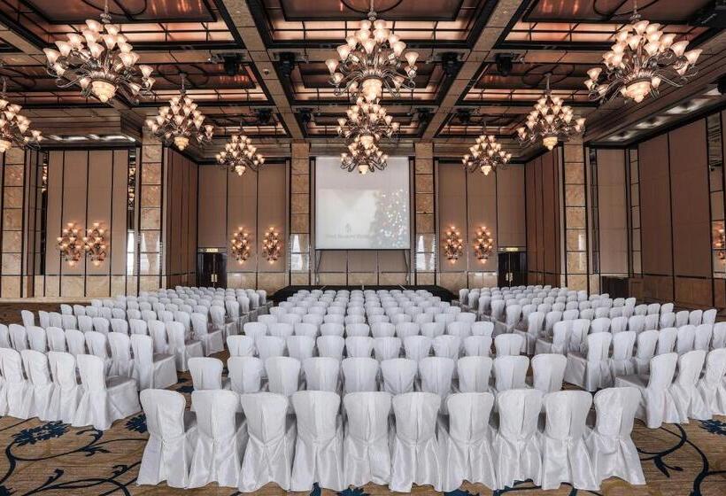 Four Seasons Hotel Hong Kong