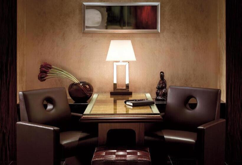 Four Seasons Hotel Hong Kong