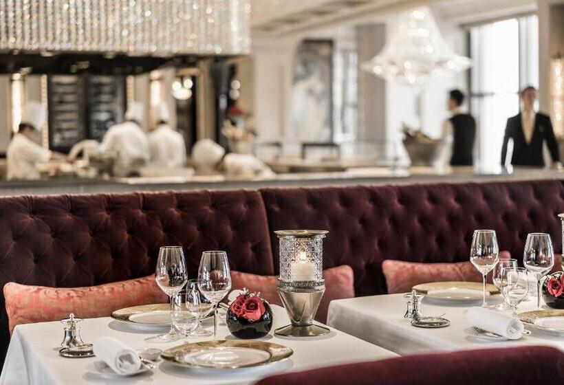 Four Seasons Hotel Hong Kong