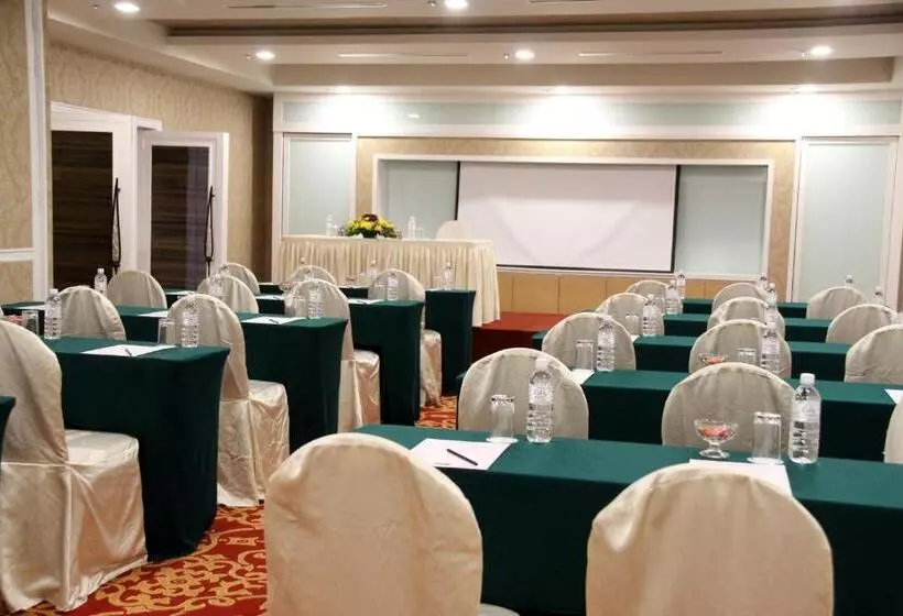 Отель Grand Riverview