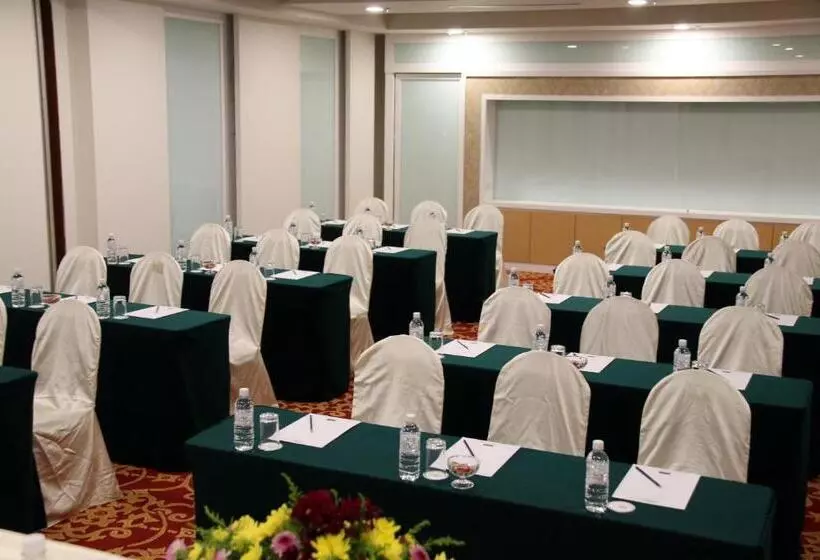 Отель Grand Riverview