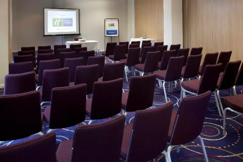 Hotel Holiday Inn Express London   Newbury Park, An Ihg