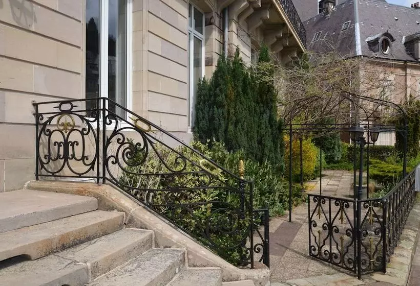 호텔 L'Empereur, sa Femme et le petit Prince