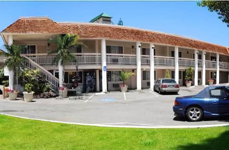 Отель Caravelle Inn Extended Stay