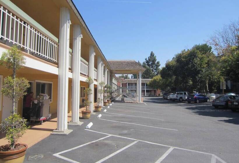 Отель Caravelle Inn Extended Stay