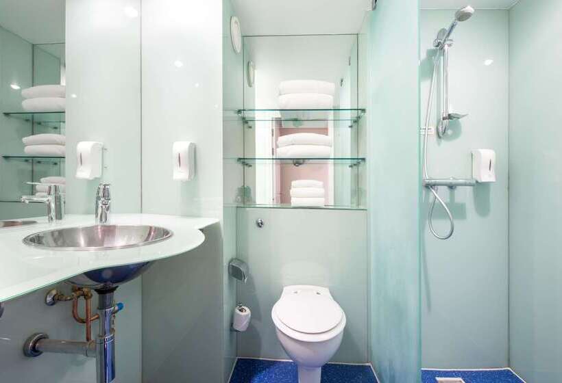 Отель Travelodge Chatham Maritime