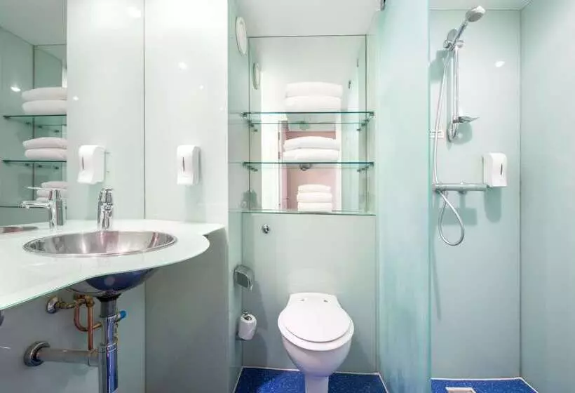 Отель Travelodge Chatham Maritime