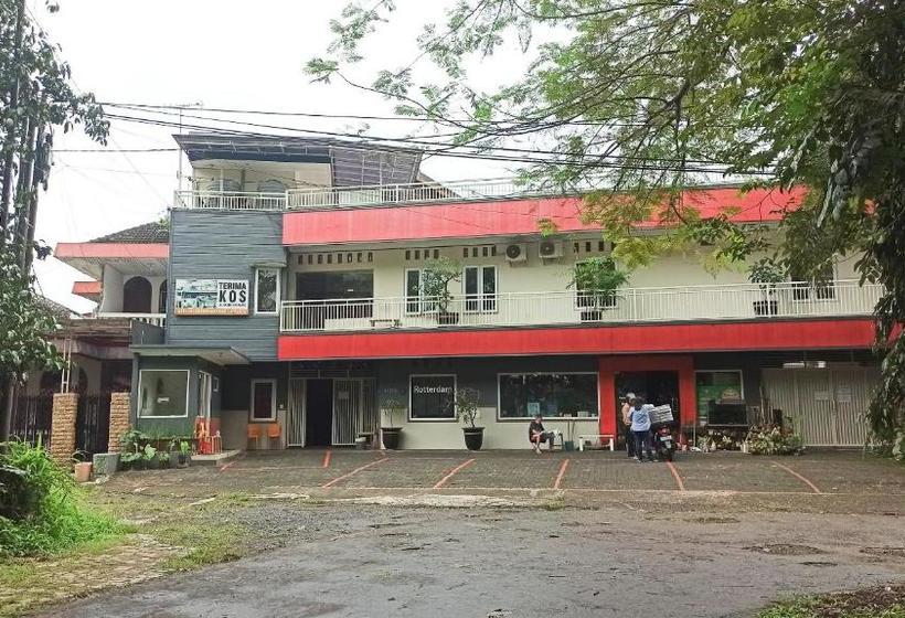 בית מלון כפרי Oyo 90188 Rotterdam Kediri Guest House Syariah