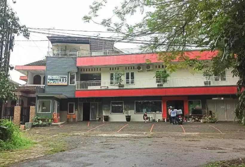 ホテル Oyo 90188 Rotterdam Kediri Guest House Syariah