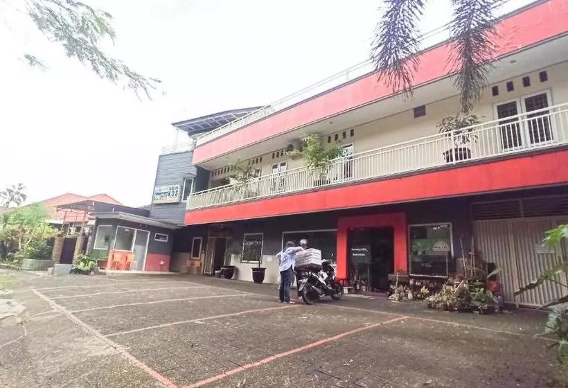 ホテル Oyo 90188 Rotterdam Kediri Guest House Syariah