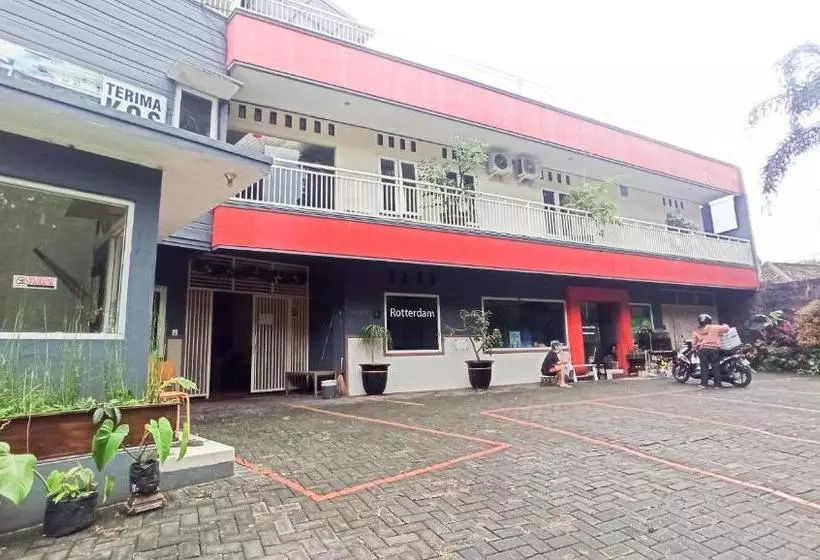 ホテル Oyo 90188 Rotterdam Kediri Guest House Syariah