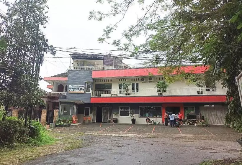 ホテル Oyo 90188 Rotterdam Kediri Guest House Syariah