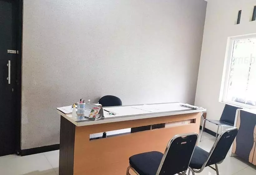 ホテル Oyo 90188 Rotterdam Kediri Guest House Syariah