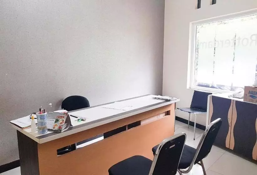 ホテル Oyo 90188 Rotterdam Kediri Guest House Syariah