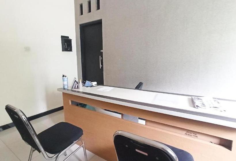 בית מלון כפרי Oyo 90188 Rotterdam Kediri Guest House Syariah