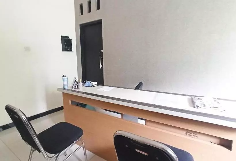 ホテル Oyo 90188 Rotterdam Kediri Guest House Syariah
