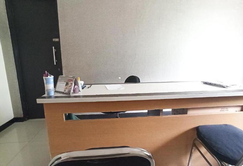 בית מלון כפרי Oyo 90188 Rotterdam Kediri Guest House Syariah