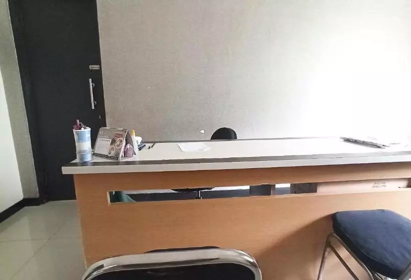 ホテル Oyo 90188 Rotterdam Kediri Guest House Syariah