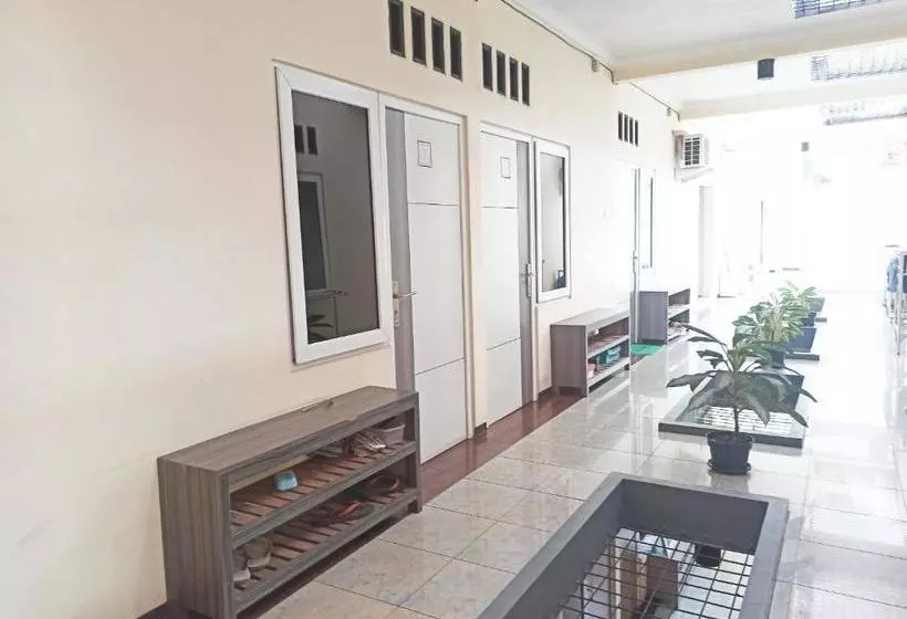ホテル Oyo 90188 Rotterdam Kediri Guest House Syariah