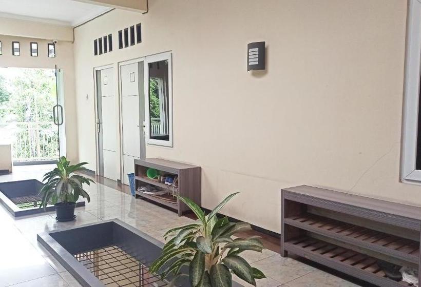 בית מלון כפרי Oyo 90188 Rotterdam Kediri Guest House Syariah