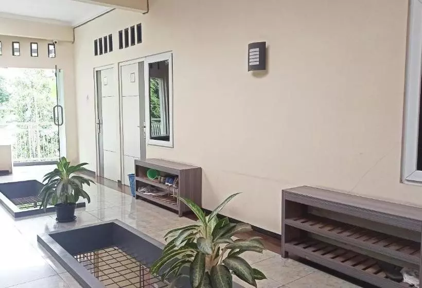 ホテル Oyo 90188 Rotterdam Kediri Guest House Syariah