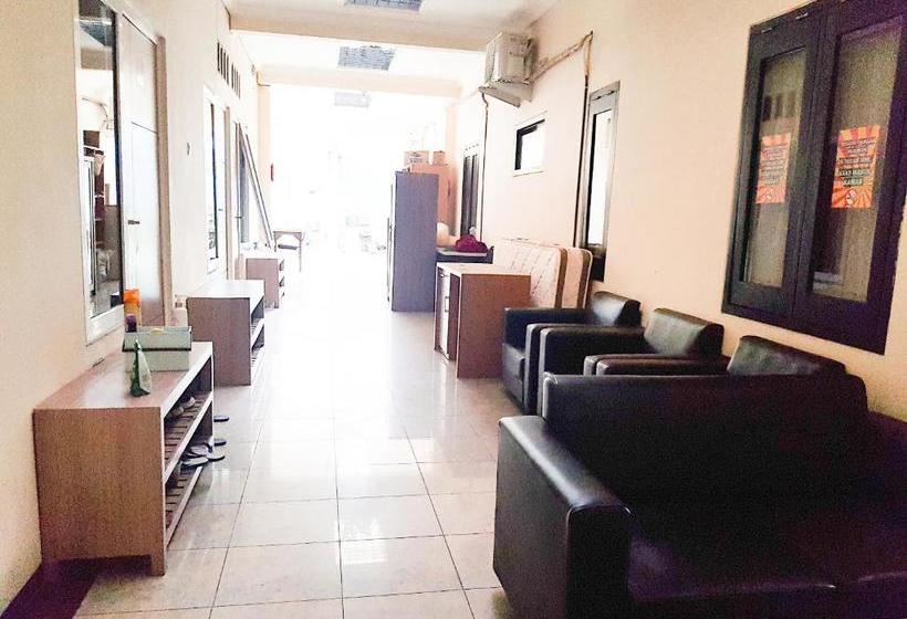 בית מלון כפרי Oyo 90188 Rotterdam Kediri Guest House Syariah