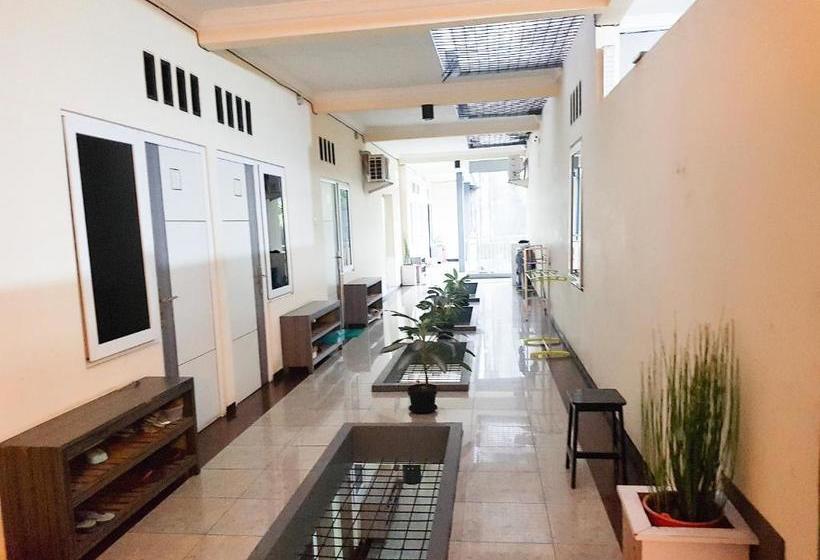 בית מלון כפרי Oyo 90188 Rotterdam Kediri Guest House Syariah