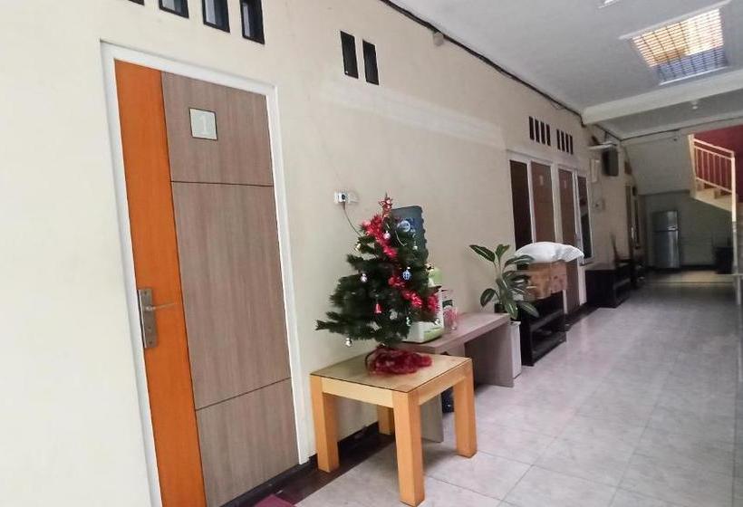 בית מלון כפרי Oyo 90188 Rotterdam Kediri Guest House Syariah