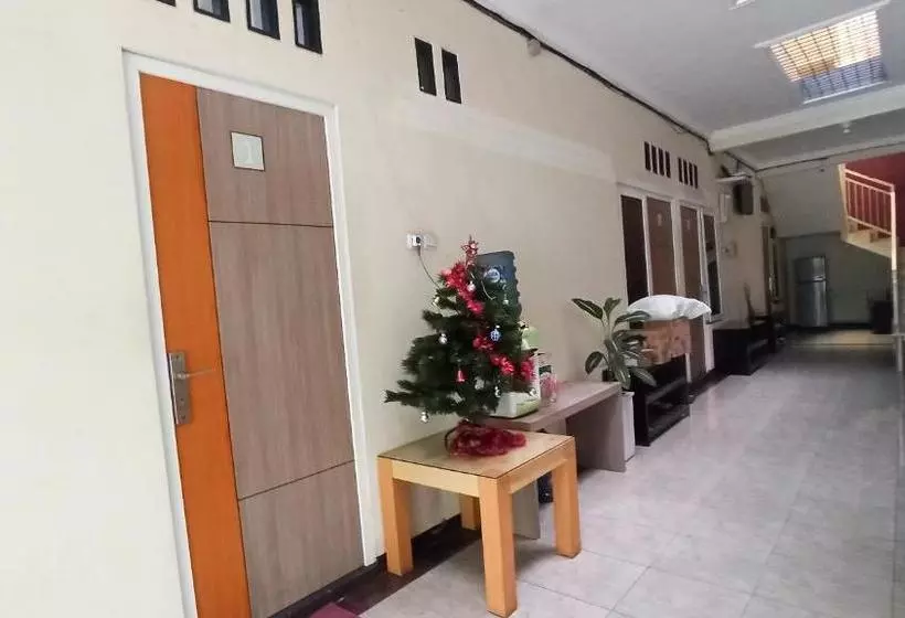 ホテル Oyo 90188 Rotterdam Kediri Guest House Syariah
