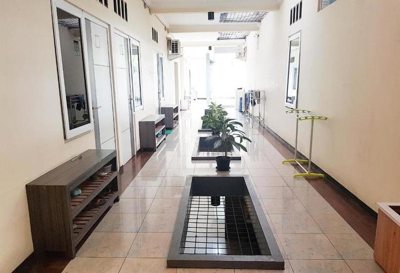 בית מלון כפרי Oyo 90188 Rotterdam Kediri Guest House Syariah